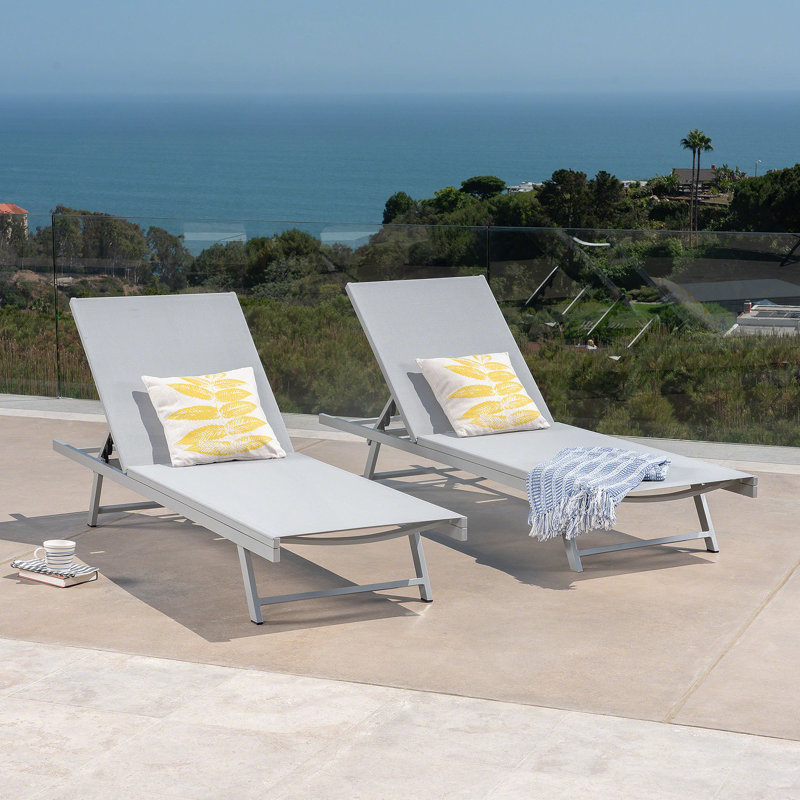 Ensemble de chaises longues d'extérieur Salton pour un bain de soleil confortable et une détente au bord de la piscine, durable et élégant