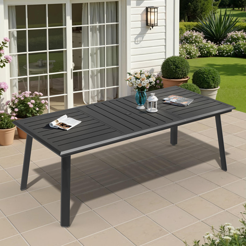 Table de salle à manger d'extérieur rectangulaire en aluminium avec trou pour parasol Rajni, l 82,7 po x P 38 po