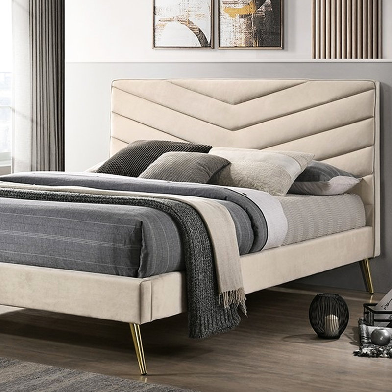 Très grand lit beige avec tête de lit et meubles dorés, Très grand lit