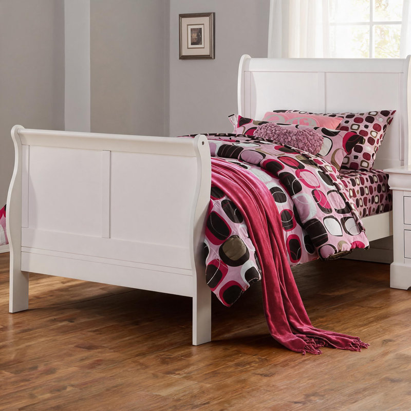 Lit-bateau simple en bois massif au fini blanc pour chambre à coucher de style classique intemporel