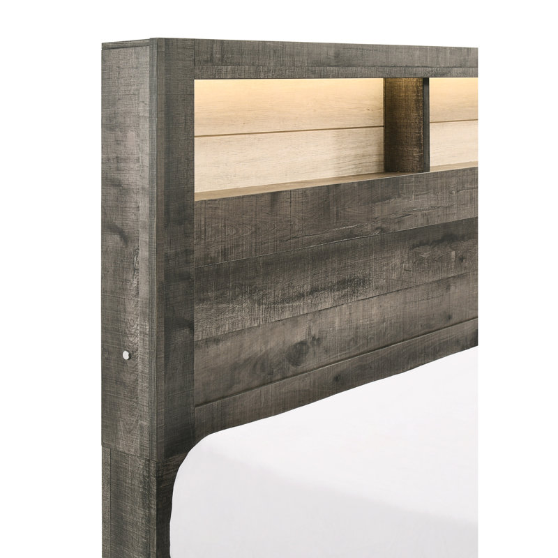 Grand lit plateforme à profil bas avec éclairage intégré, tête de lit style planche, bois gris et beige, tablettes de rangement modernes beiges, deux