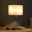 Lampe de table carrée 21,5 pouces avec station de charge Aston
