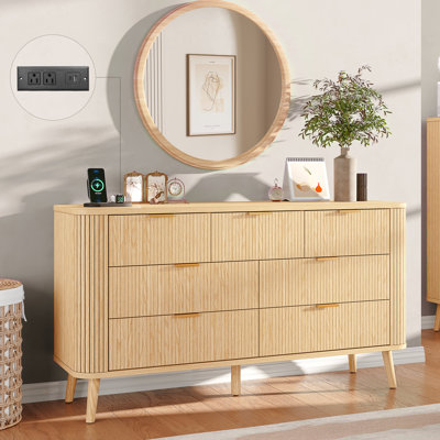 Commode 7 tiroirs cannelée pour chambre à coucher, commode moderne de 57 po de large avec station de charge, commode en bois de style Mid-Century