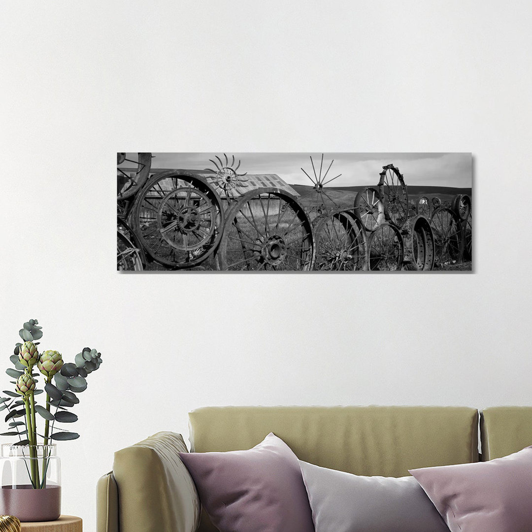 Old Barn With A Fence Made Of Wheels, Palouse, Whitman County, Washington State, USA von Panoramic Images - Panoramic Ga...