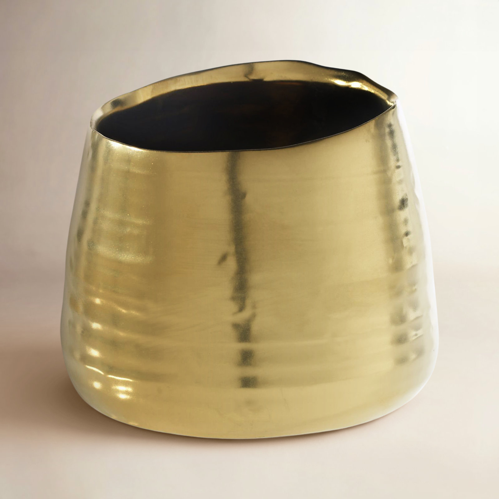 Kiralyn Ceramic Pot Planter