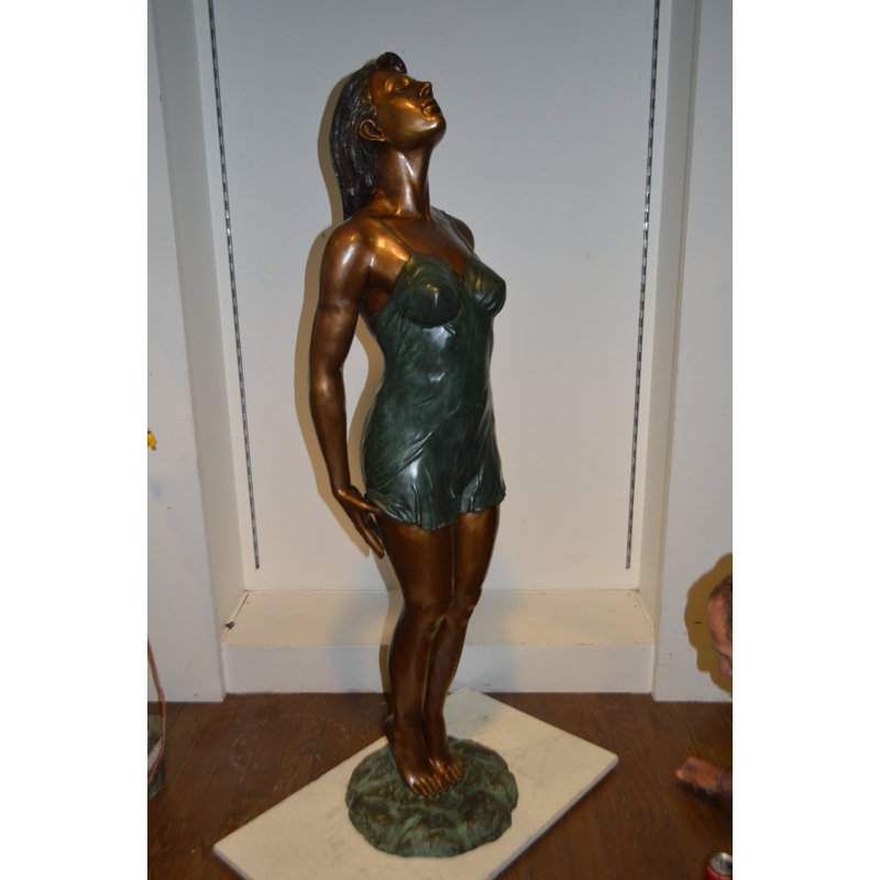 Statue en bronze Mestas, femme regardant le soleil - Taille: L 18 po x l 12 po x H 64 po.