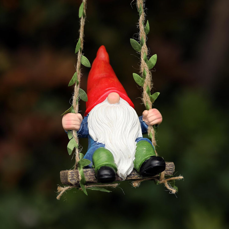 Ornement de statue de nain de jardin sur balançoire