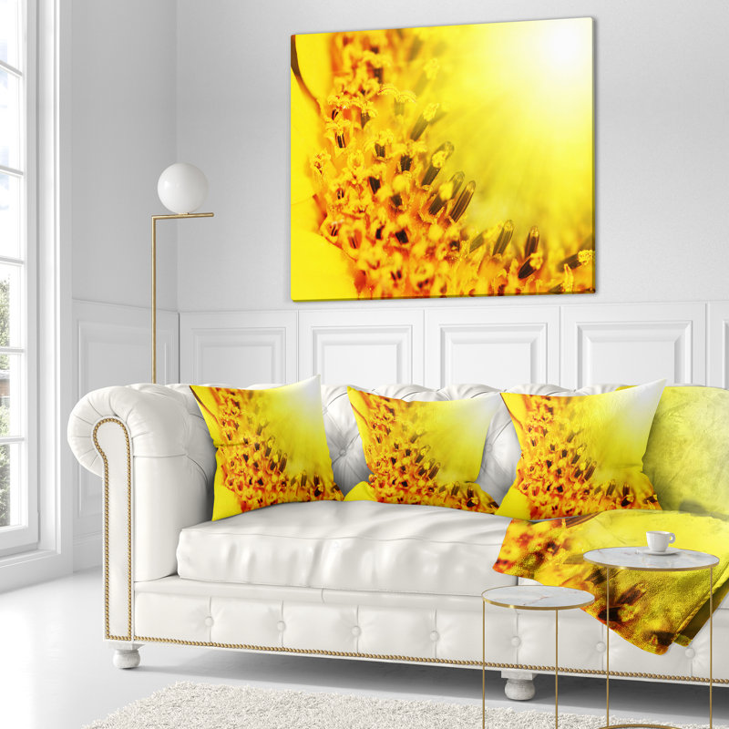 Gros plan d'un tournesol jaune vif - Coussin décoratif à imprimé floral, 16 po x 1 po, Carré