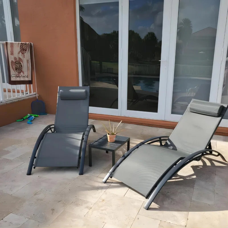 Ensemble de chaises longues inclinables 69,3 "avec coussin détachable et table Gerania, Gris