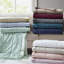 Couverture légère en duvet synthétique avec bordure satinée crème simple-119424592-119424585