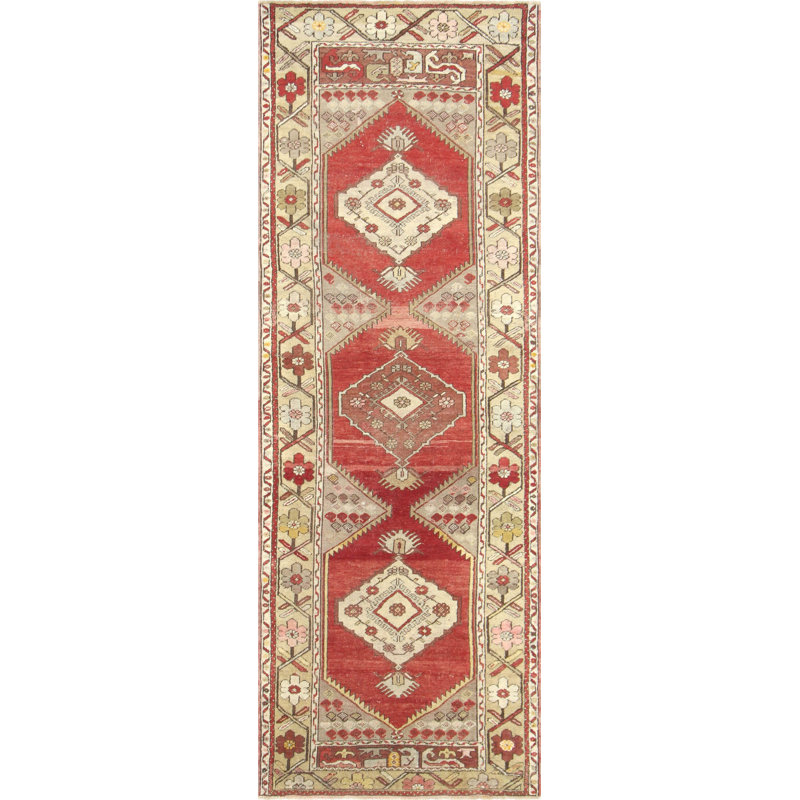 Tapis de couloir unique en laine noué à la main des années 1960 de 3 pi x 8 pi 7 po en rouge / beige / ivoire