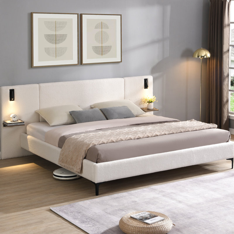 Très grand lit tapissier blanc très grand avec lumières et tablettes, idéal pour la détente nocturne