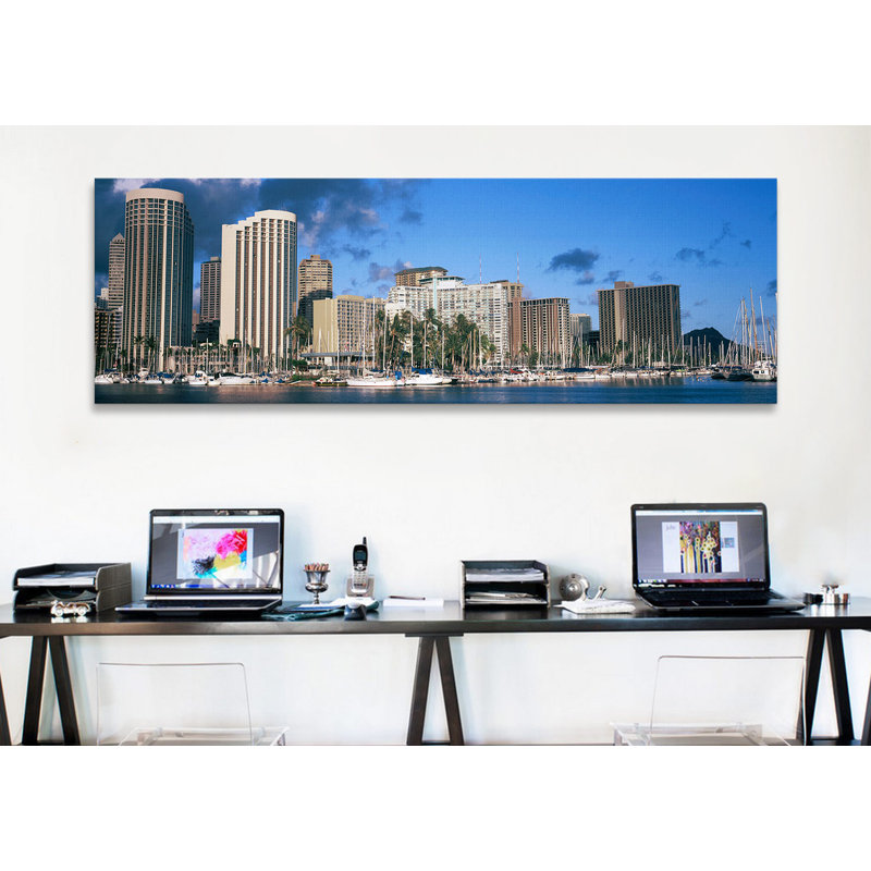 Bateau panoramique à quai, Honolulu, Hawaï 2010, reproduction de photo sur toile, H 20 po x l 60 po x P 1,5 po, Toile tendue