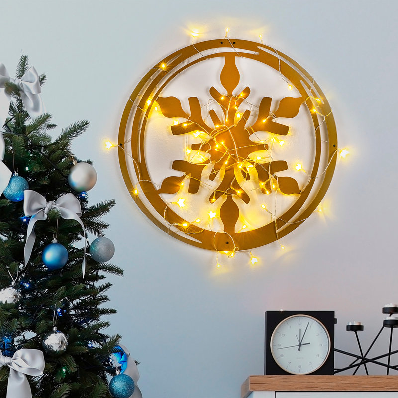 Accessoire mural élégant en métal, finition dorée, 24,4 po x 22 po | Fabrication 100% métal, épaisseur: 0,05 pouce | Se suspend facilement avec une fixation murale, à piles (3 AA), parfaite pour la décoration intérieure et les murs décoratifs
