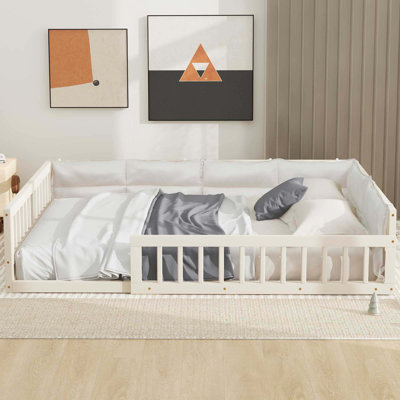 Lit plateforme double avec garde-corps et coussin