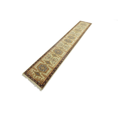 Tapis de couloir à motif géométrique beige en laine noué à la main 2 pi 6 po x 14 pi Shimon