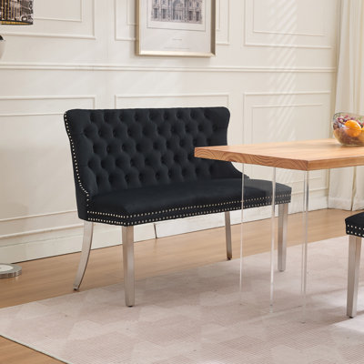 Banc de salle à manger rembourré en velours noir avec dossier, pieds en acier inoxydable argenté et garniture cloutée