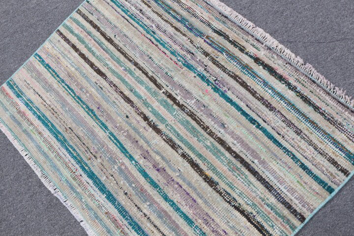 Petit tapis turc anatolien rétro parfait pour une décoration murale de chambre d'enfant bohémienne
