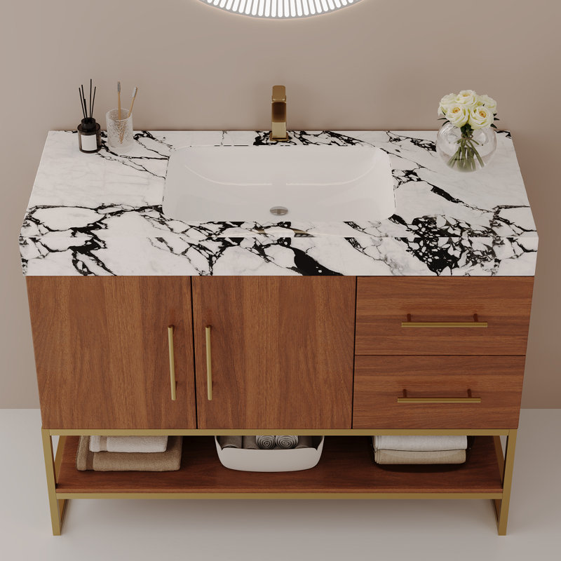 Meuble-lavabo contemporain autoportant de 91 cm (36 po) avec comptoir en pierre frittée, lavabo encastré en céramique, armoire en bois de noyer foncé et structure de support en métal doré. Nombreux espaces de rangement pour un projet de rénovation de salle de bain.