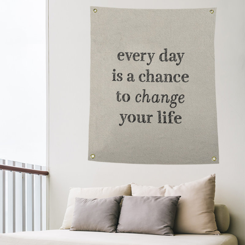 Tapisserie en polyester changer votre citation vie, H 80 po x l 59 po, Blanc / Noir