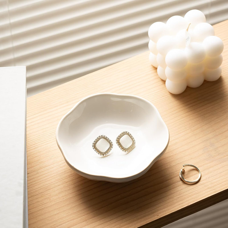 Anneau à fleurs en céramique blanche et plat à bijoux