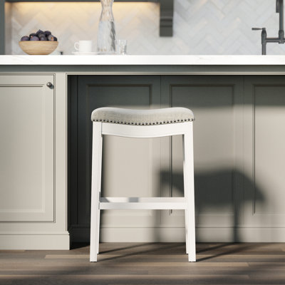 31 po Bois sans dossier à hauteur de barre, revêtement gris avec garniture cloutée, blanc délavé, siège de selle à cadre 31 po, finition blanche, siège, plaque de métal pour repose-pieds, design
