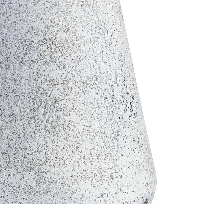 Vase en fer antique, Hauteur totale - 11,25 po 