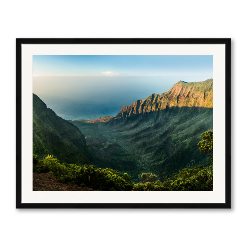 Kalalau Valley On Kauai par Steven Heap, Papier avec cadre noir, H 24 po x l 30 po