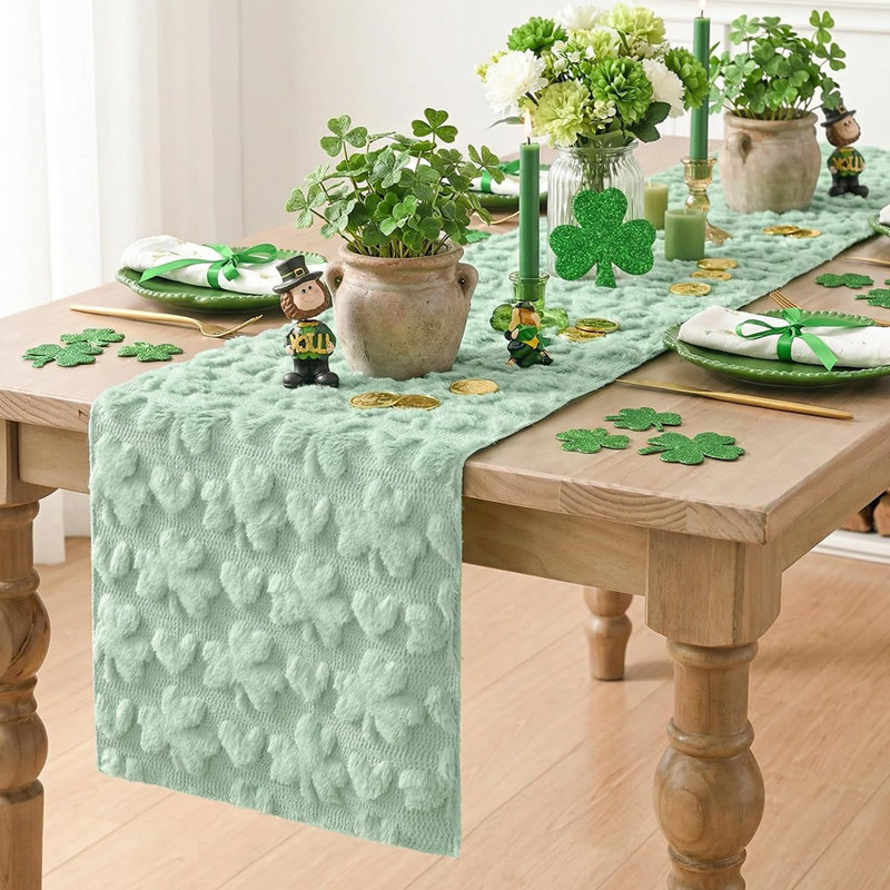 Chemin de table en fausse fourrure vert sauge en jacquard cœur et trèfle, décoration de cuisine et de salle à manger St. Patrick's Day