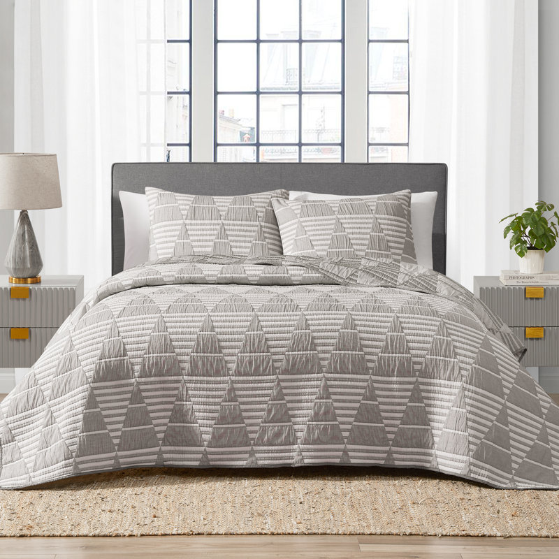 DESIGN STUDIO Trigon 3-Piece All-Season Soft Woven Matelasse Jacquard Reversible Cotton Blend Quilt Set, Tan