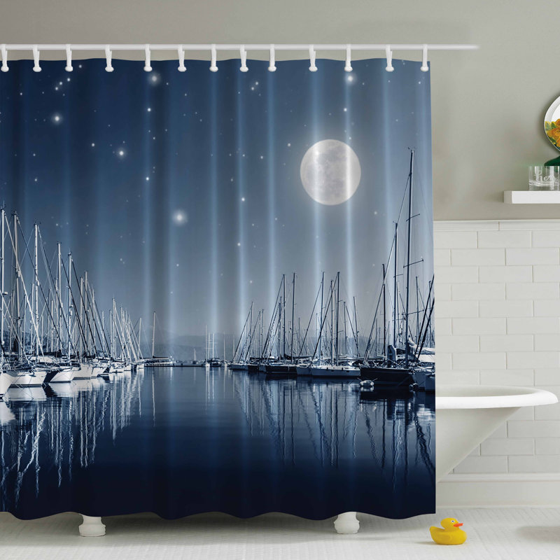 Rideau de douche à imprimé simple à l’intérieur d’un pilier moonlight