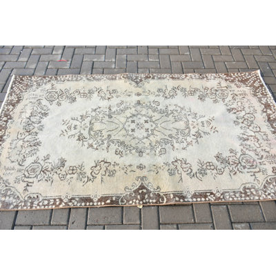 Élégant tapis turc rétro avec des couleurs neutres douces avec un motif floral et des éléments de décoration intérieure traditionnels parfaits pour rehausser l'esthétique de n'importe quelle pièce