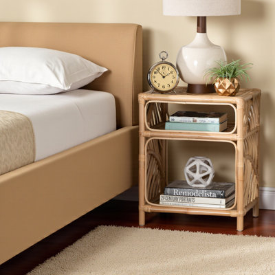 Table de chevet brun en rotin naturel à 2 tablettes Rhyder de style bohémien H 21,87 po x l 17,96 po x P 13,96 po