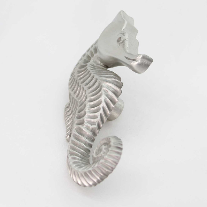 Petit hippocampe faisant face à la droite, Nickel brossé, H 3,75 po x l 2,25 po