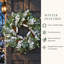 Couronne de Noël 24 po avec pommes de pin enneigées et baies blanches, décor de porte d'entrée d'hiver pour maison de campagne