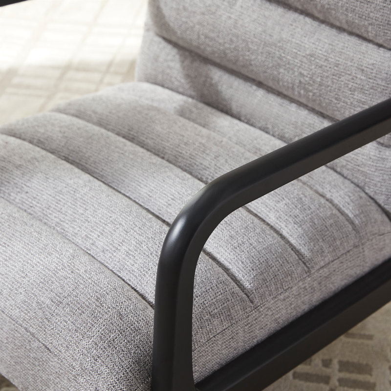 Chaise avec accoudoirs en bois massif Zoné, Gris clair