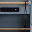 Îlot de cuisine gris-bleu avec 5 roulettes, 3 tiroirs et une station de charge intégrée, le long de 2 tabourets de bar avec portes de grange de 53 po, côté ouvert, prise de courant, jumelé