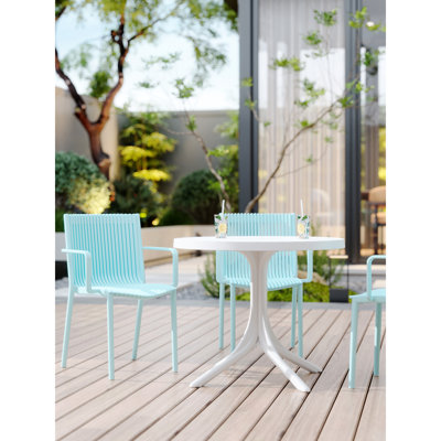 Fauteuil moderne en plastique de 4 pour l'intérieur / extérieur, matériau PP résistant aux intempéries, dossier à lattes, bleu, assemblage, espace, bord de piscine et fauteuils de salon avec accoudoirs ergonomiques