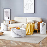 Ensemble de tables basses modernes et minimalistes de trois tables basses en MDF à motif de marbre. La table cylindrique avec son motif peut être facilement intégrée dans une variété de styles d'intérieur.