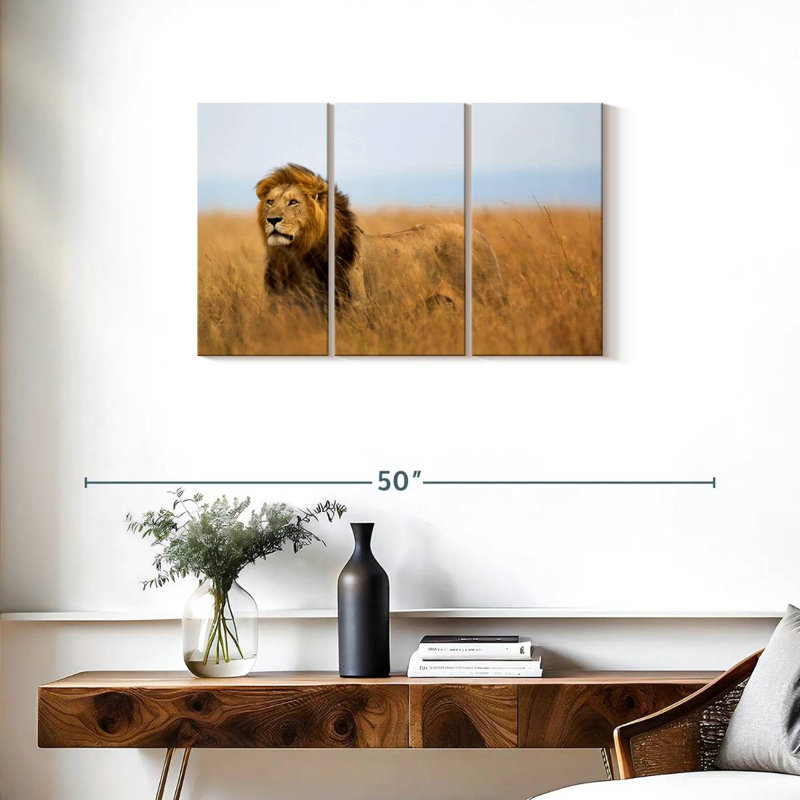 Lion Brampt chassant en safari, H 20 po x l 33 po