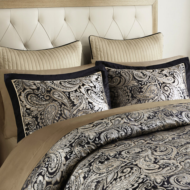 12 pièces pour grand lit en noir. Draps en coton. Comprend un édredon, des taies décoratives, des coussins, une jupe et un joli motif cachemire. Draps simples et simples à nettoyer, draps inclus. Consiste