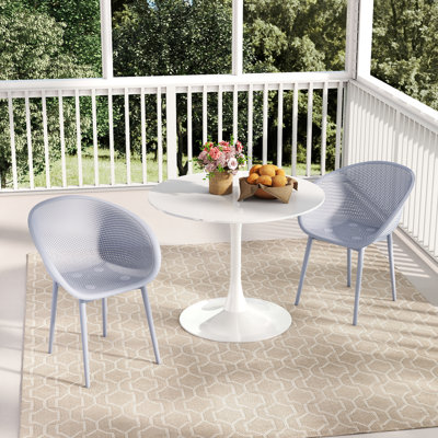 Table de salle à manger en panneau de fibres à densité moyenne avec ensemble de chaises longues résistantes aux intempéries