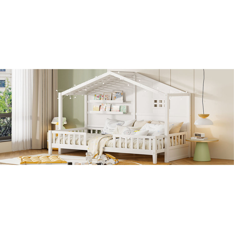 Lit simple avec tablettes, toit blanc captivant et fenêtre attrayante, Blanc