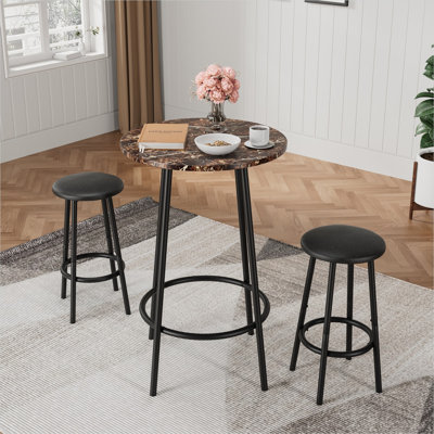 Ensemble de table de bar et de tabourets ronds pour petites cuisines, plateau en faux marbre brun avec base en métal noir mat, coin repas de pub 3 pièces