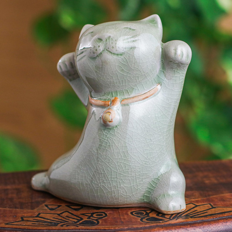 Figurine céladon en céramique fabriquée à la main