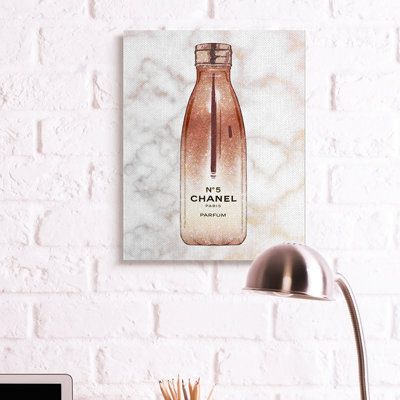 Bouteille d'eau sur marbre pour femmes