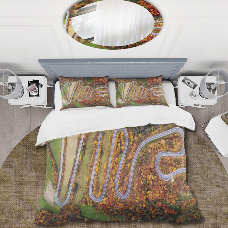 Vue aérienne de la route sinueuse dans un paysage d'automne - ensemble de housse de couette traditionnel - microfibre de polyester