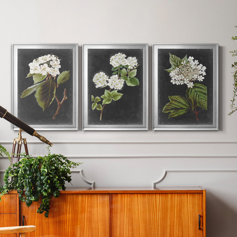 «Dramatic White Flowers I», ensemble de 3 peintures sur toile encadrées, Argent, H 18,5 po x l 73,5 po x P 1,5 po