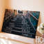 Toile, un escalier peu éclairé avec une balustrade en bois légèrement usée menant vers le haut dans une douce lueur au sommet-540864382