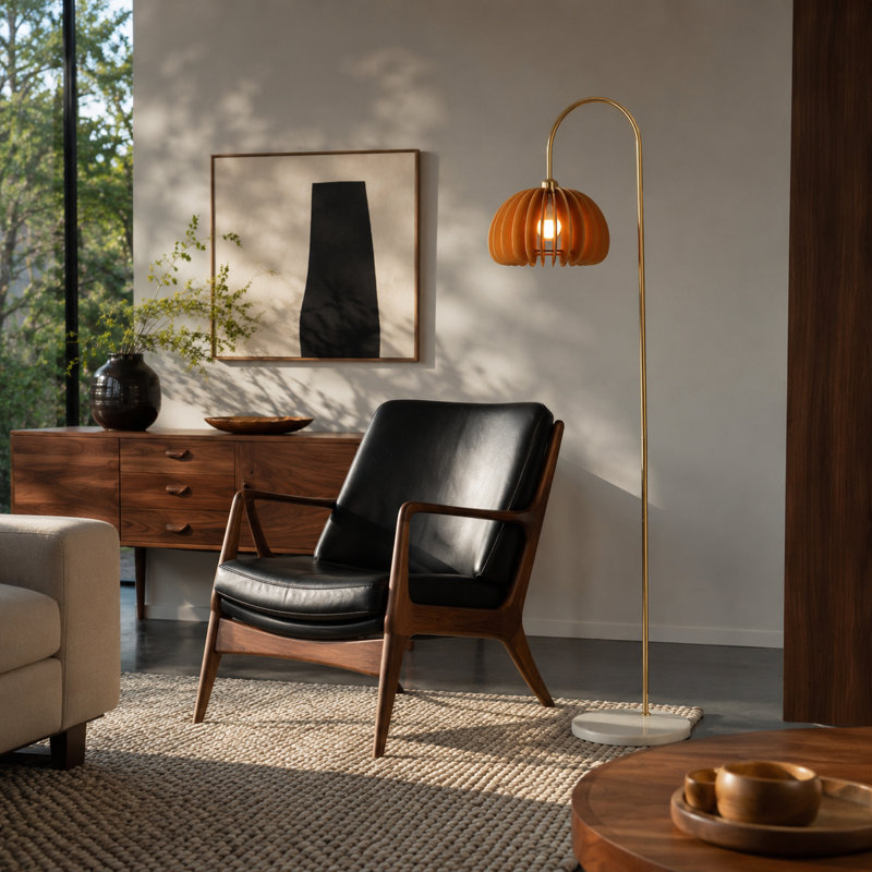 Lampe sur pied arquée avec abat-jour en lattes de bois et base en marbre
